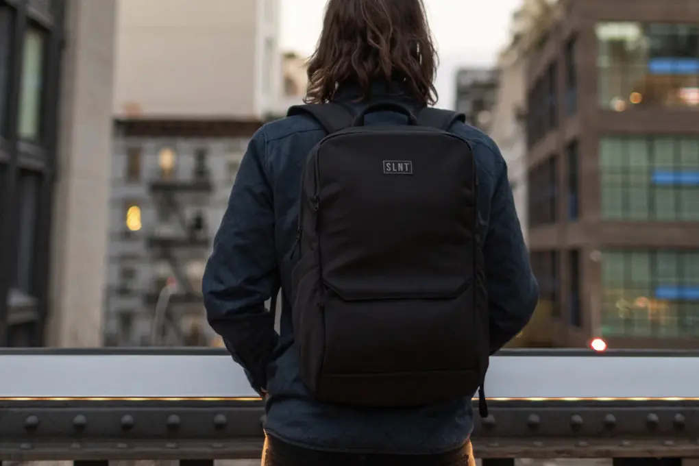 Person using a Faraday bag